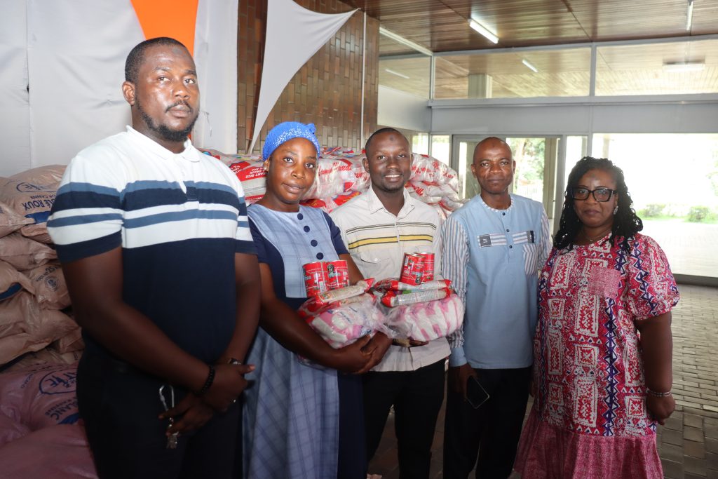 Remise symbolique de denrées alimentaires aux agents du Ministère de la Culture et de la Francophonie