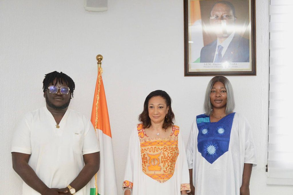 Audience aux web-humoristes Amour Ruth et Poopy ainsi que l’équipe des promoteurs du spectacle