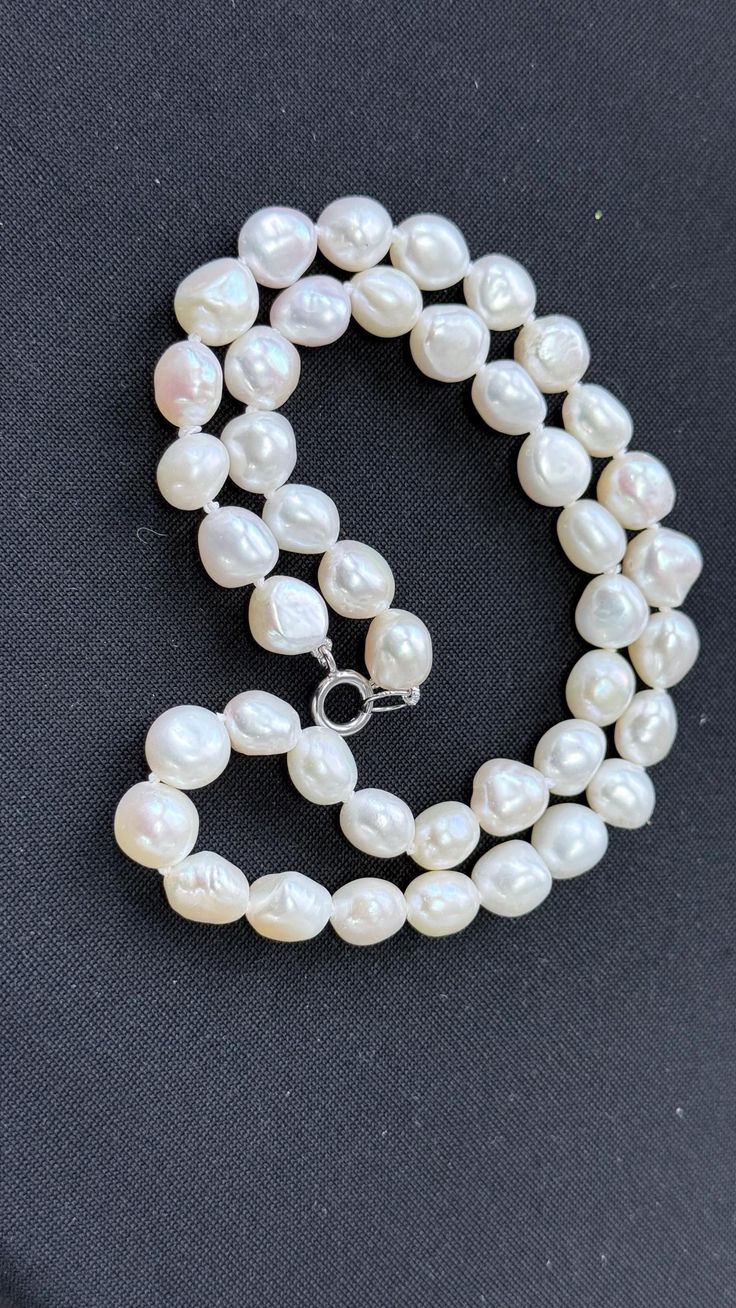 Colliers à perles blanches dominantes